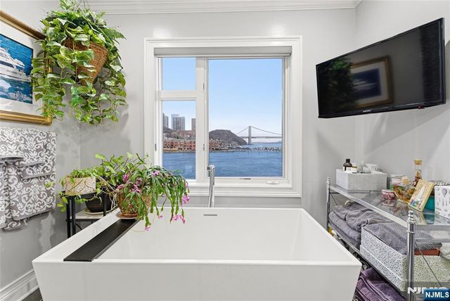 119 Hudson Cove, Edgewater, NJ 07020