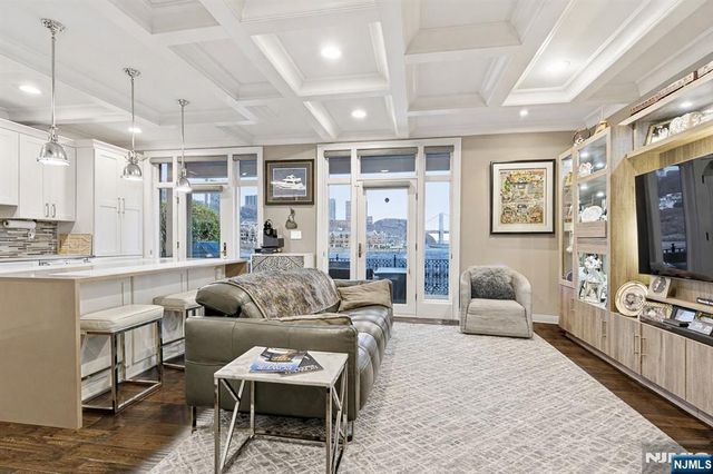 119 Hudson Cove, Edgewater, NJ 07020