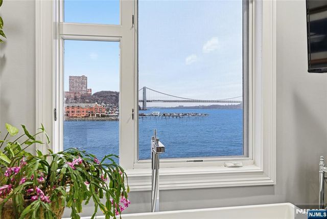 119 Hudson Cove, Edgewater, NJ 07020