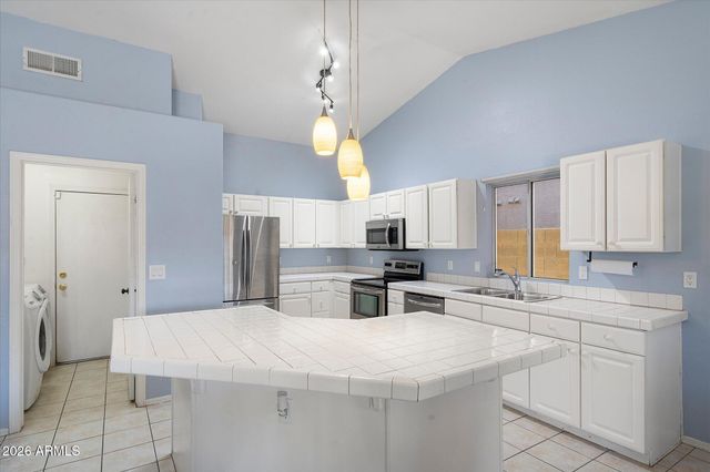 2823 E BLACKHAWK Drive, Phoenix, AZ 85050