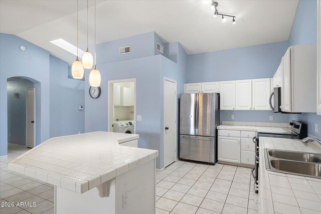 2823 E BLACKHAWK Drive, Phoenix, AZ 85050
