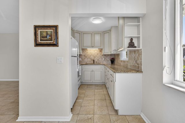 3402 CYNTHIA Lane 201, Lake Worth Beach, FL 33461