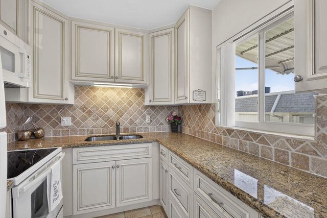 3402 CYNTHIA Lane 201, Lake Worth Beach, FL 33461