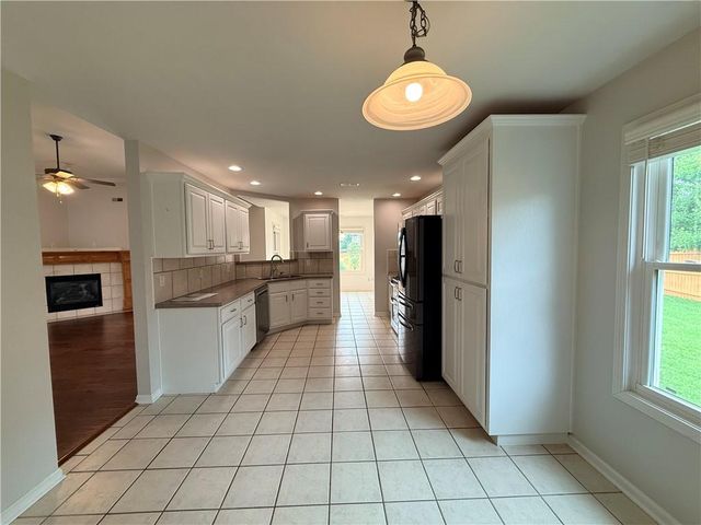 927 Jasara Circle, Baldwin City, KS 66006