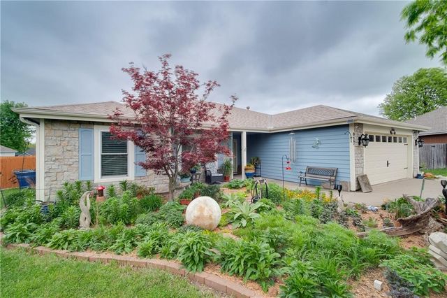 927 Jasara Circle, Baldwin City, KS 66006