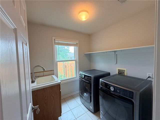 927 Jasara Circle, Baldwin City, KS 66006