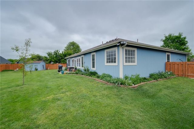 927 Jasara Circle, Baldwin City, KS 66006