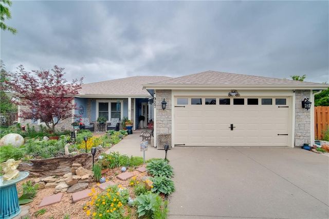 927 Jasara Circle, Baldwin City, KS 66006