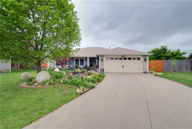 927 Jasara Circle, Baldwin City, KS 66006
