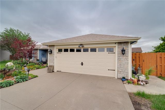 927 Jasara Circle, Baldwin City, KS 66006