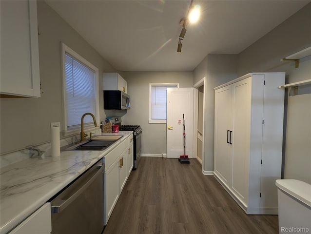 263 W Ann Arbor Avenue, Pontiac, MI 48340