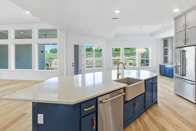 151 Starfire DR, Dripping Springs, TX 78620