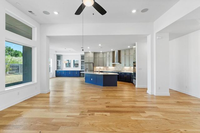 151 Starfire DR, Dripping Springs, TX 78620