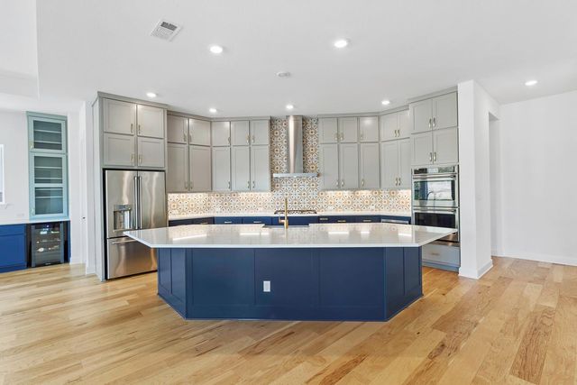 151 Starfire DR, Dripping Springs, TX 78620