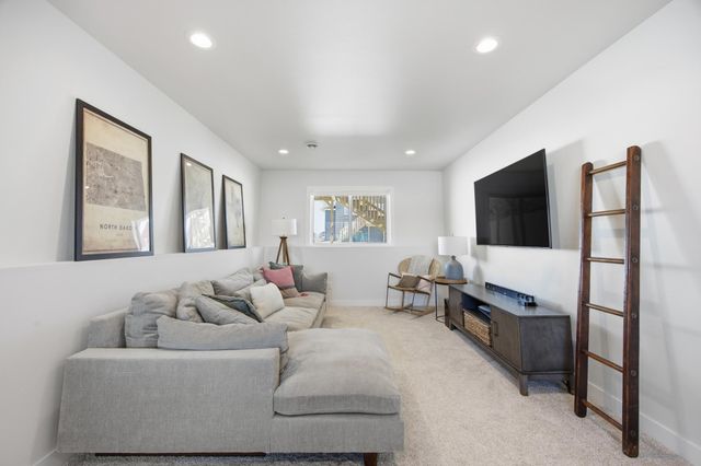 6638 68th Street S, Horace, ND 58047