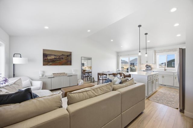 6638 68th Street S, Horace, ND 58047