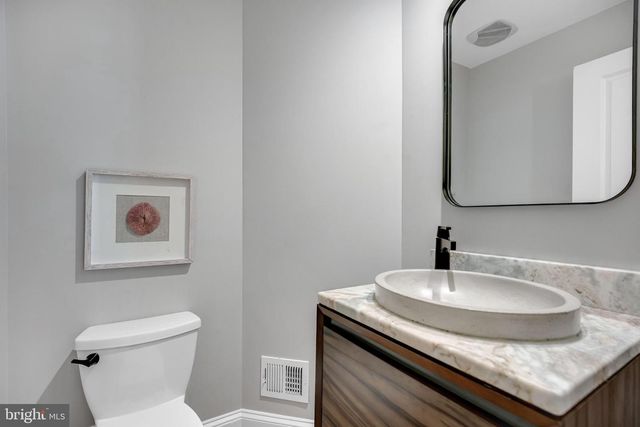 1818 POTOMAC GREENS DR, Alexandria, VA 22314