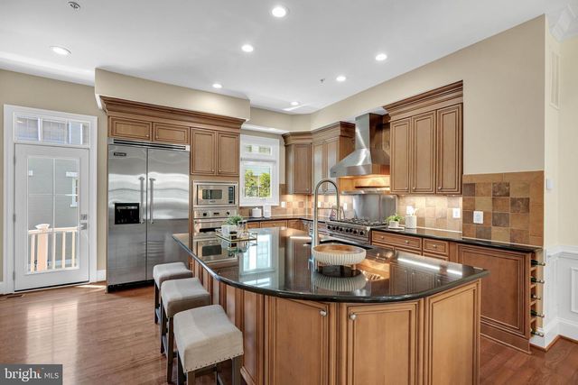 1818 POTOMAC GREENS DR, Alexandria, VA 22314