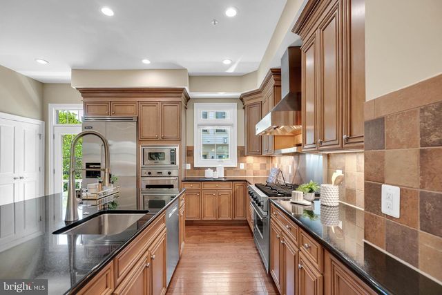 1818 POTOMAC GREENS DR, Alexandria, VA 22314