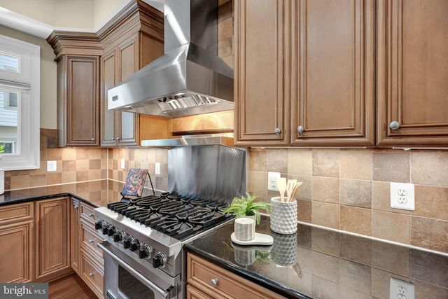 1818 POTOMAC GREENS DR, Alexandria, VA 22314