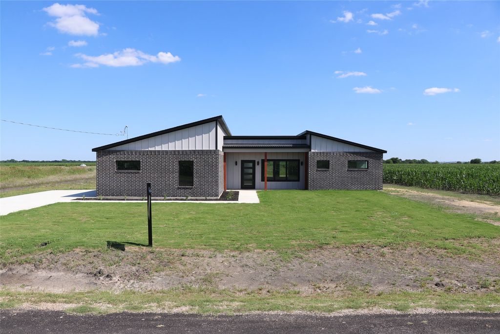 2091 Goodwyn Road, Avalon, TX 76623