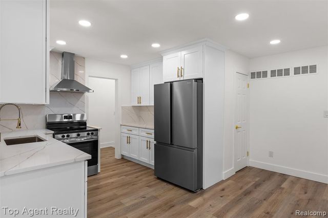29492 Geraldine Drive, Warren, MI 48093