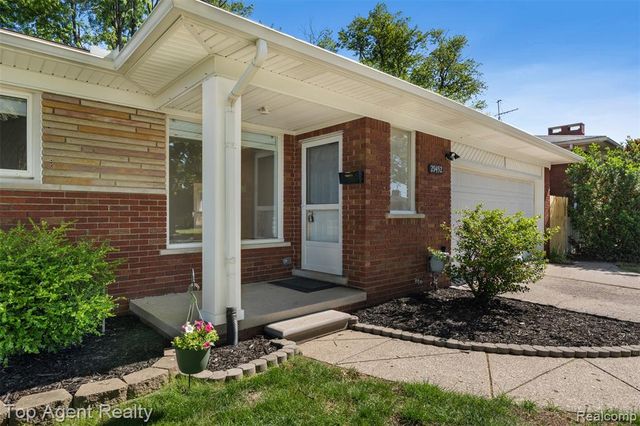 29492 Geraldine Drive, Warren, MI 48093