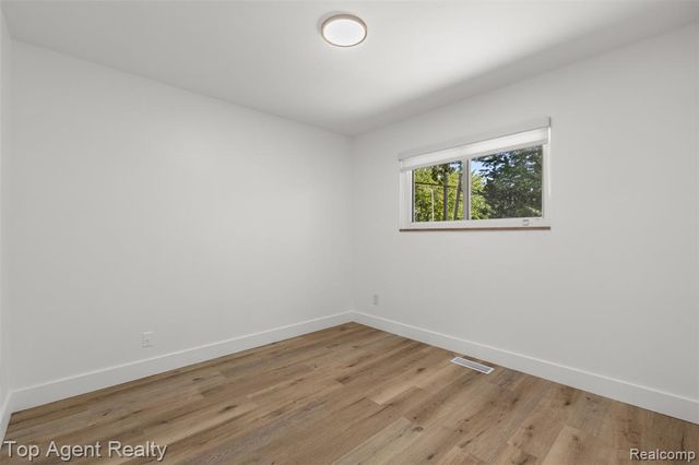29492 Geraldine Drive, Warren, MI 48093
