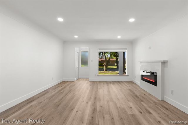 29492 Geraldine Drive, Warren, MI 48093