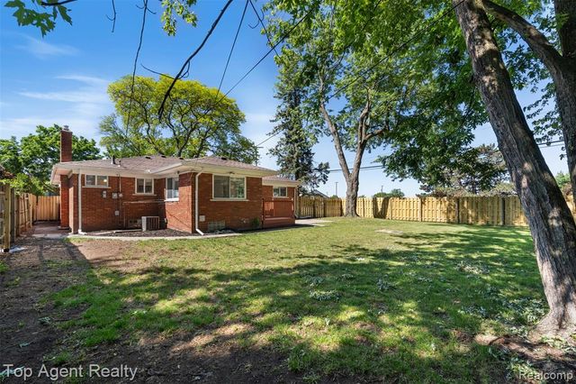 29492 Geraldine Drive, Warren, MI 48093