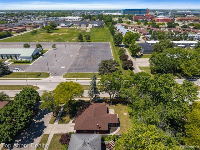 29492 Geraldine Drive, Warren, MI 48093
