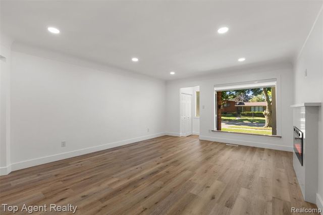 29492 Geraldine Drive, Warren, MI 48093