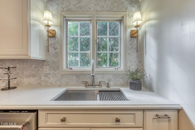 1607 Woodmont Drive, Johnson City, TN 37601