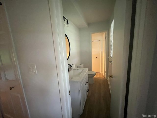 1506 Ledbury Drive, Bloomfield Charter Township, MI 48304