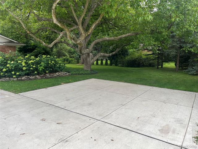 1506 Ledbury Drive, Bloomfield Charter Township, MI 48304
