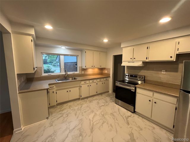 1506 Ledbury Drive, Bloomfield Charter Township, MI 48304