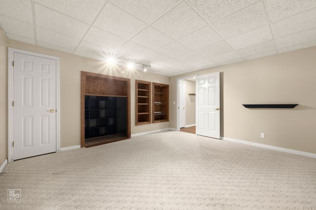 2820 Fairhauser Court, Naperville, IL 60564