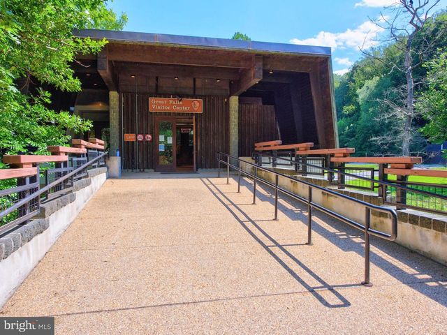 9040 WEANT DR, Great Falls, VA 22066