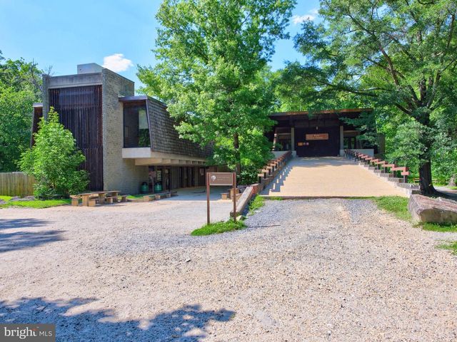 9040 WEANT DR, Great Falls, VA 22066