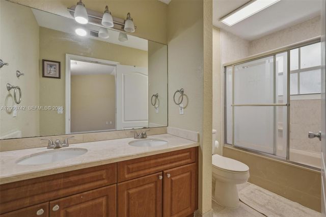16613 NW 71st Ave, Miami Lakes, FL 33014
