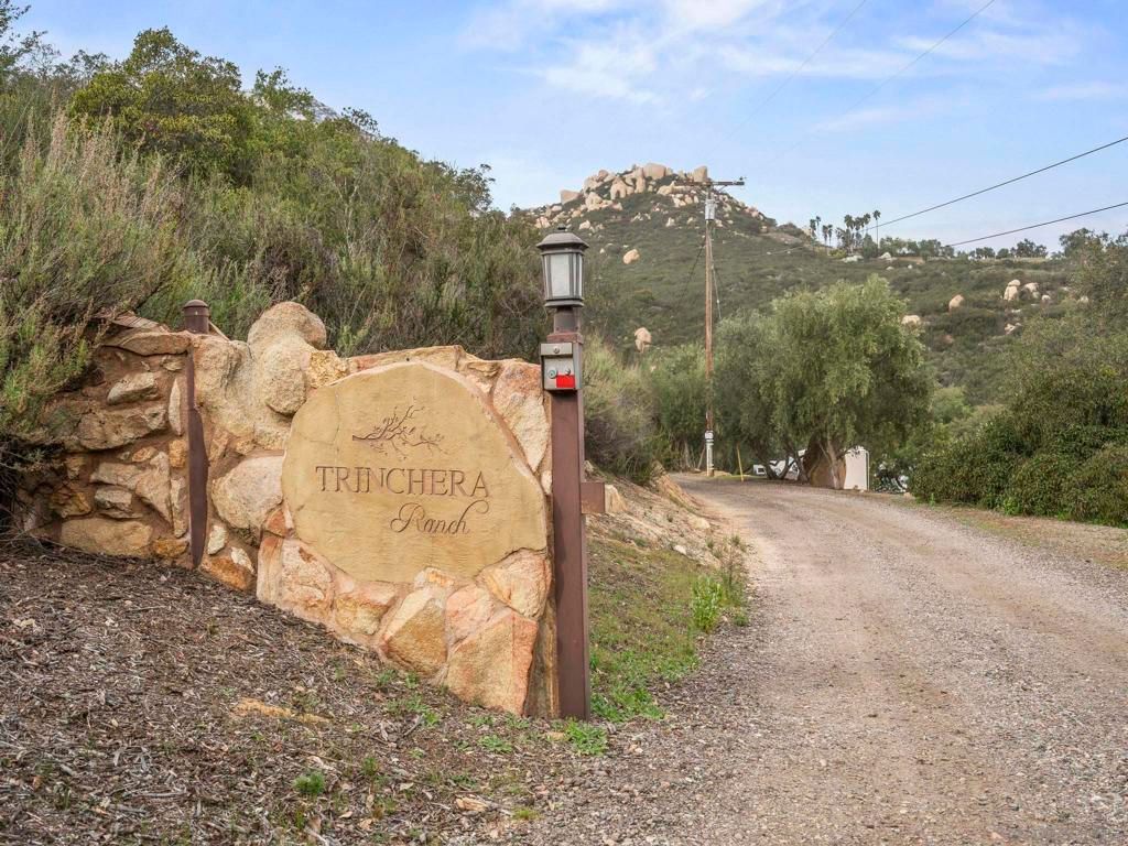 Image 3 of property listing at 17922 Sierra Cielo Ln, Jamul, CA 91935