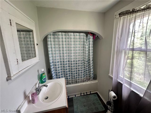 1127 East Avenue, Akron, OH 44307