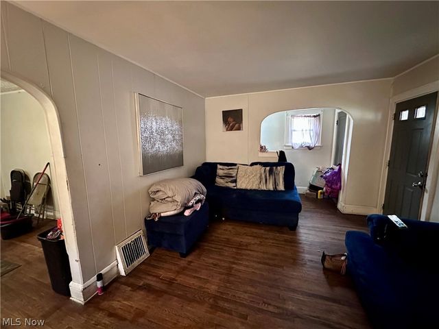 1127 East Avenue, Akron, OH 44307