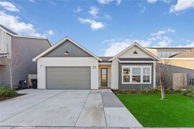 3731 N Summers Court, Visalia, CA 93291