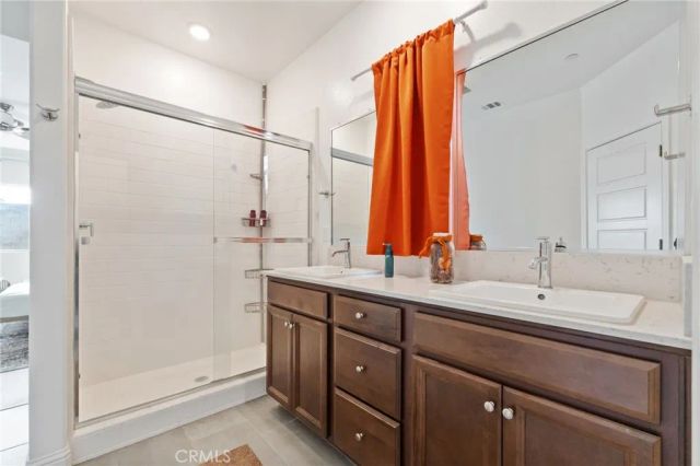 3731 N Summers Court, Visalia, CA 93291