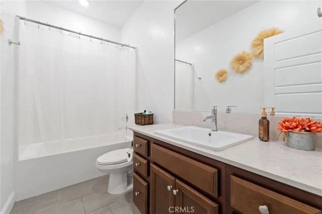 3731 N Summers Court, Visalia, CA 93291