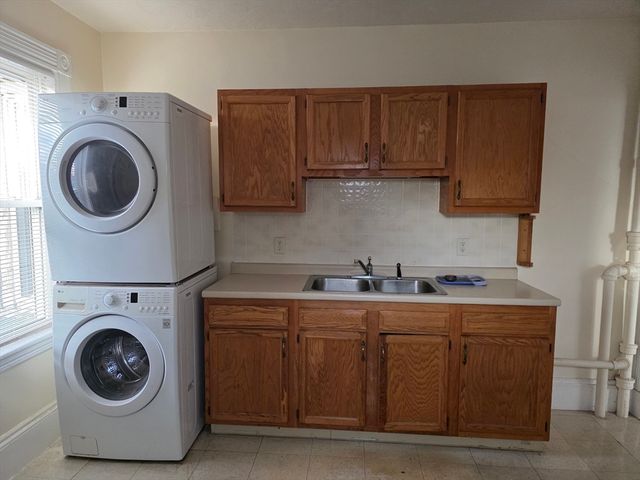 209 Ash St 2-R, Waltham, MA 02453