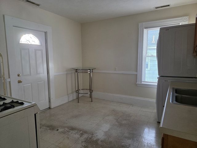 209 Ash St 2-R, Waltham, MA 02453