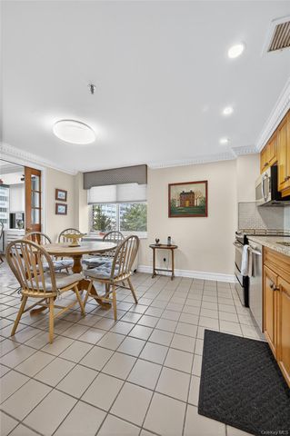 100 Hilton Avenue 411, Garden City, NY 11530