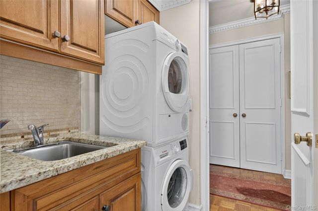 100 Hilton Avenue 411, Garden City, NY 11530